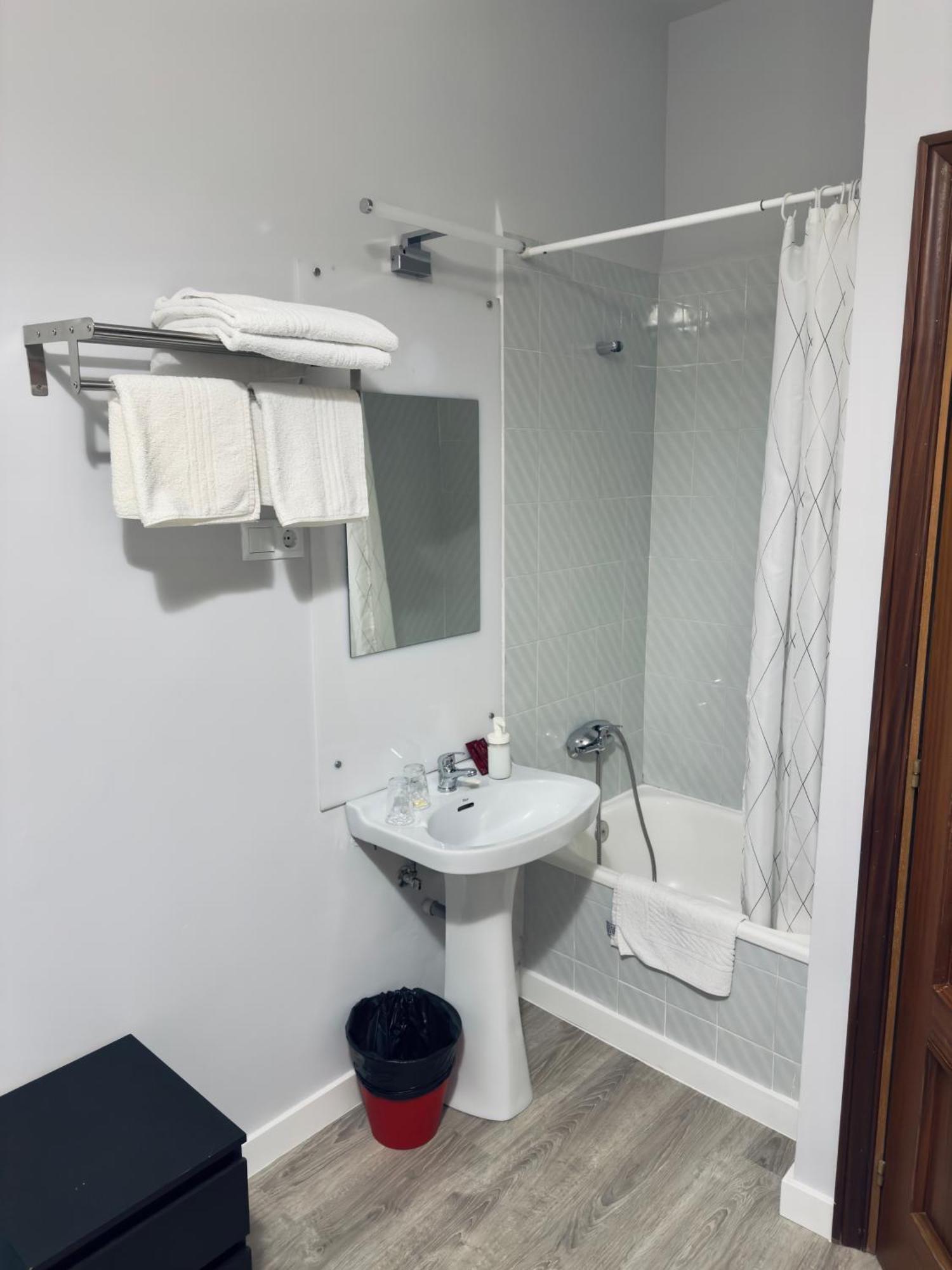Hostal Conde De Alba Madrid Buitenkant foto