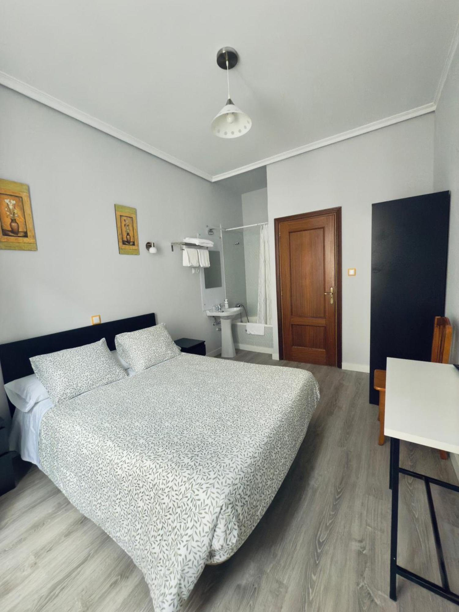 Hostal Conde De Alba Madrid Buitenkant foto