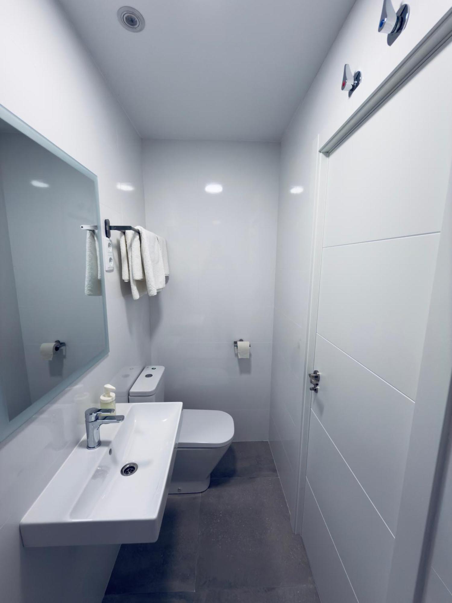 Hostal Conde De Alba Madrid Buitenkant foto