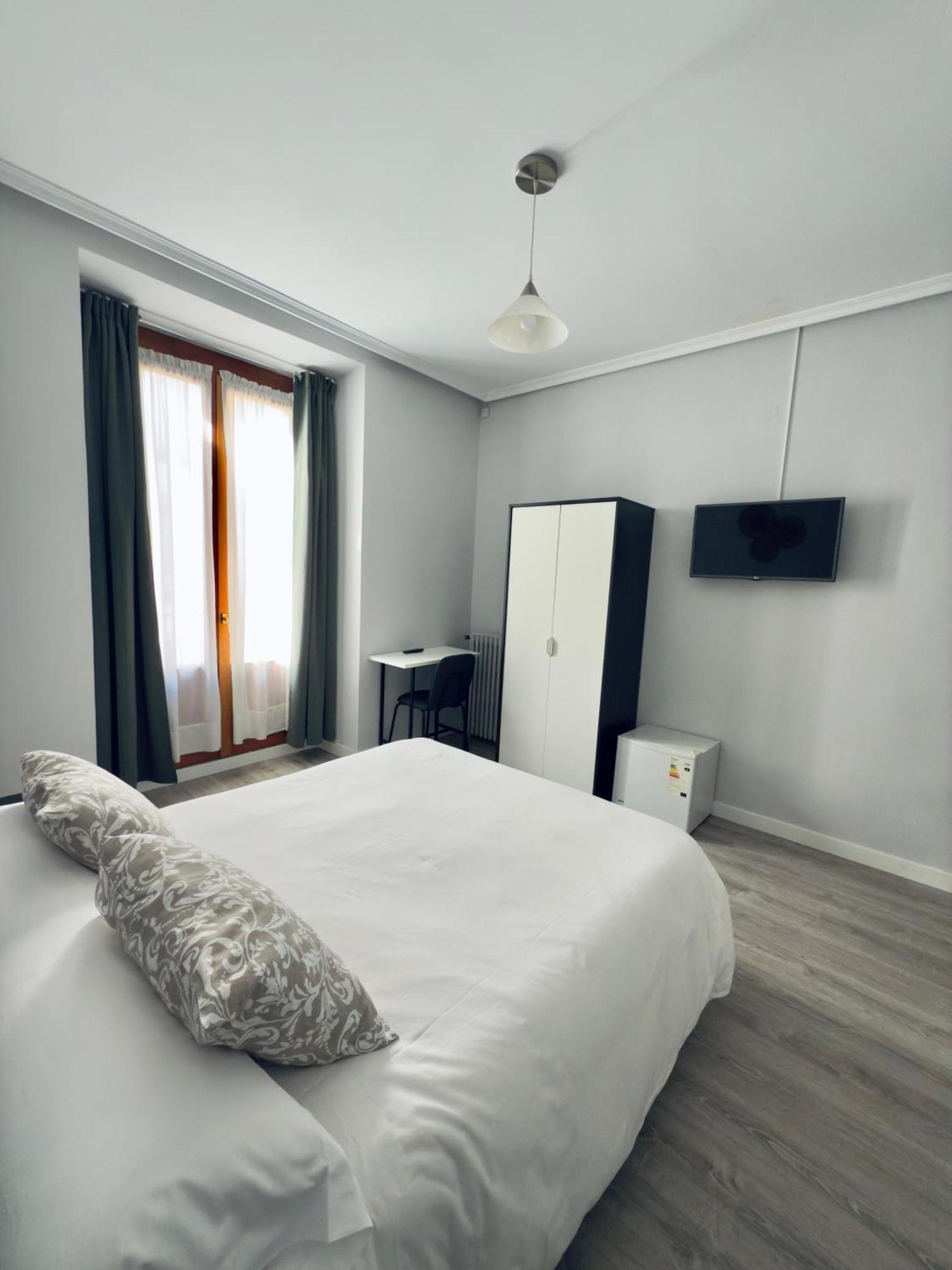 Hostal Conde De Alba Madrid Buitenkant foto