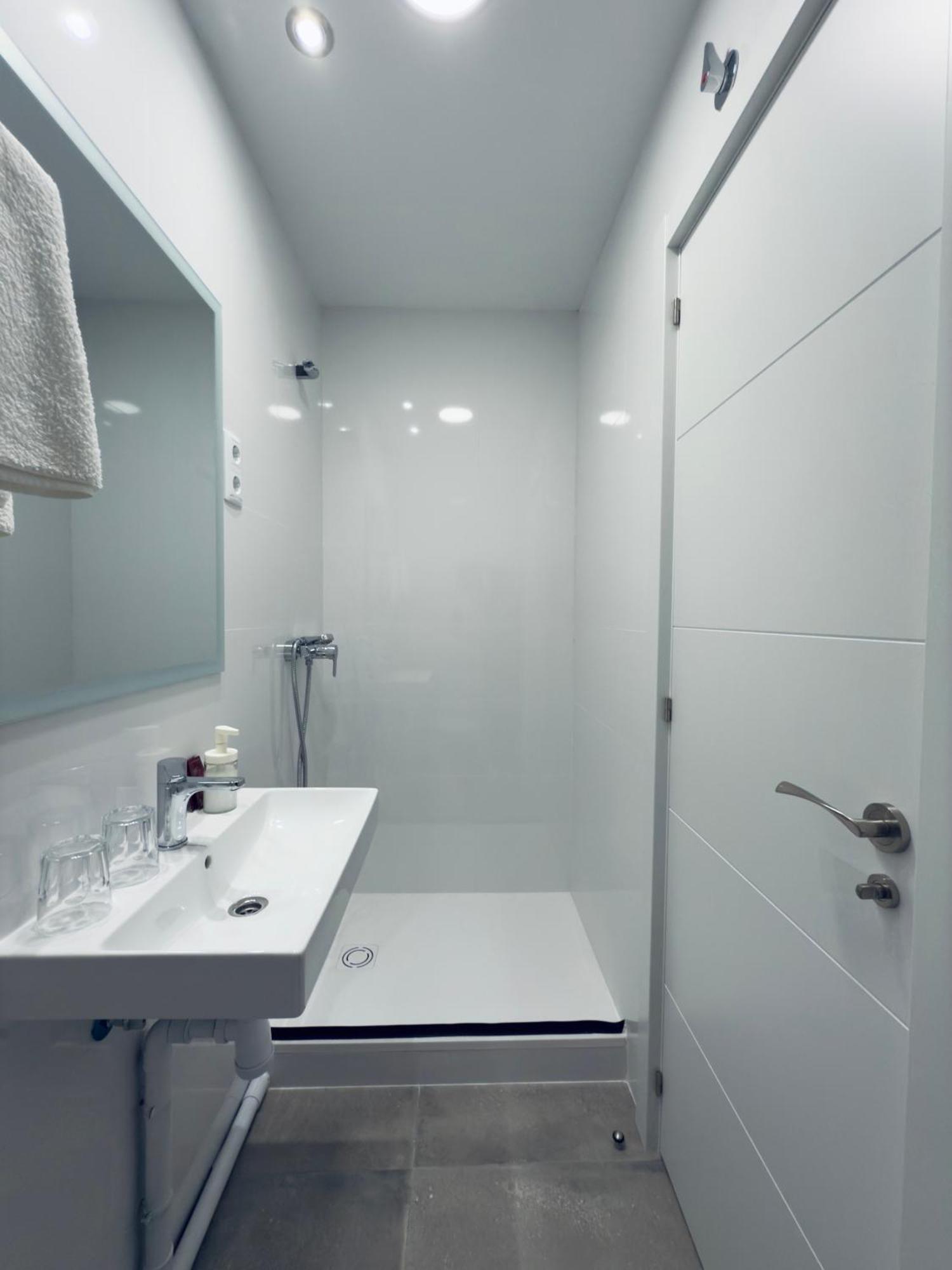 Hostal Conde De Alba Madrid Buitenkant foto