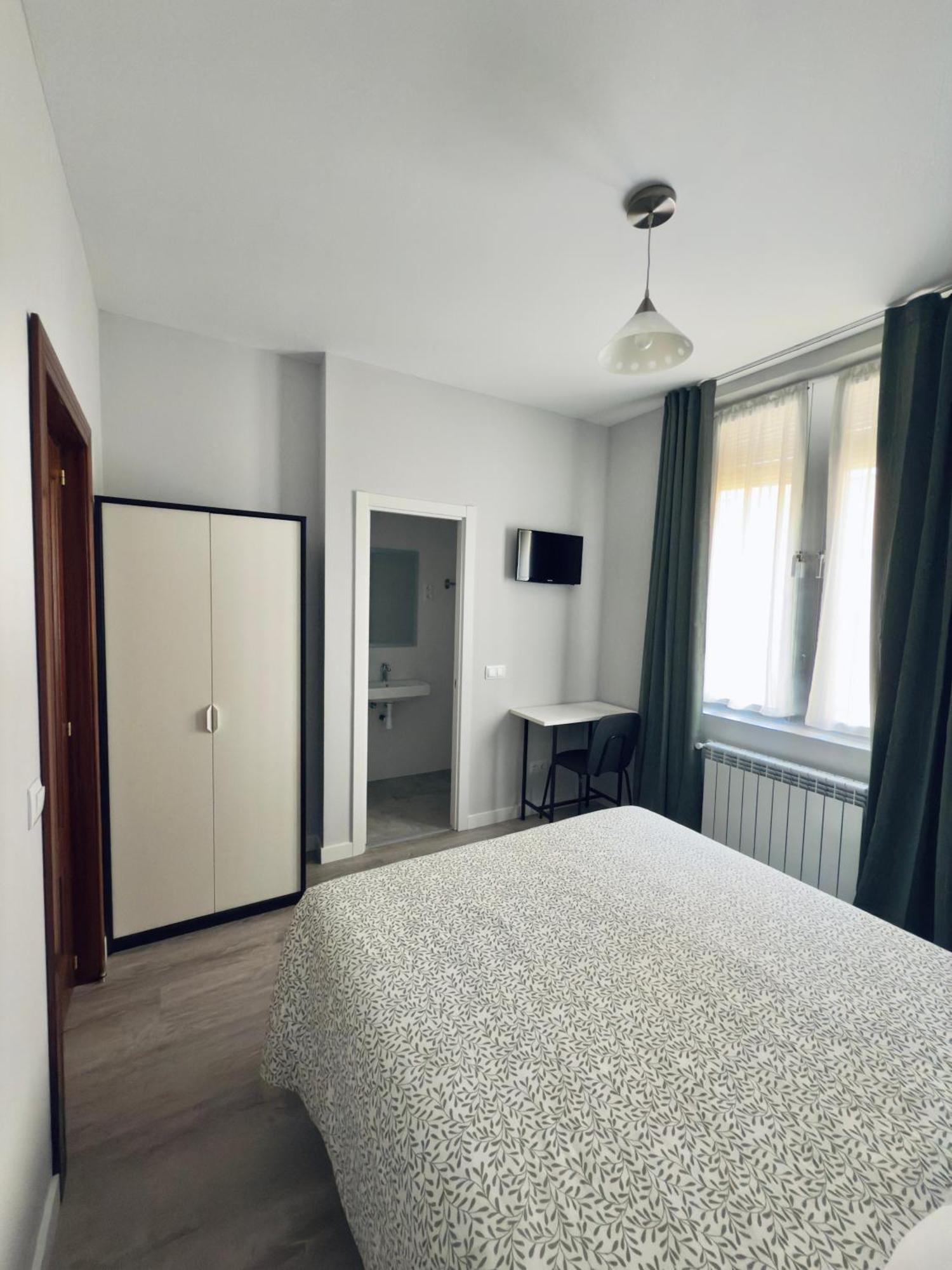 Hostal Conde De Alba Madrid Buitenkant foto