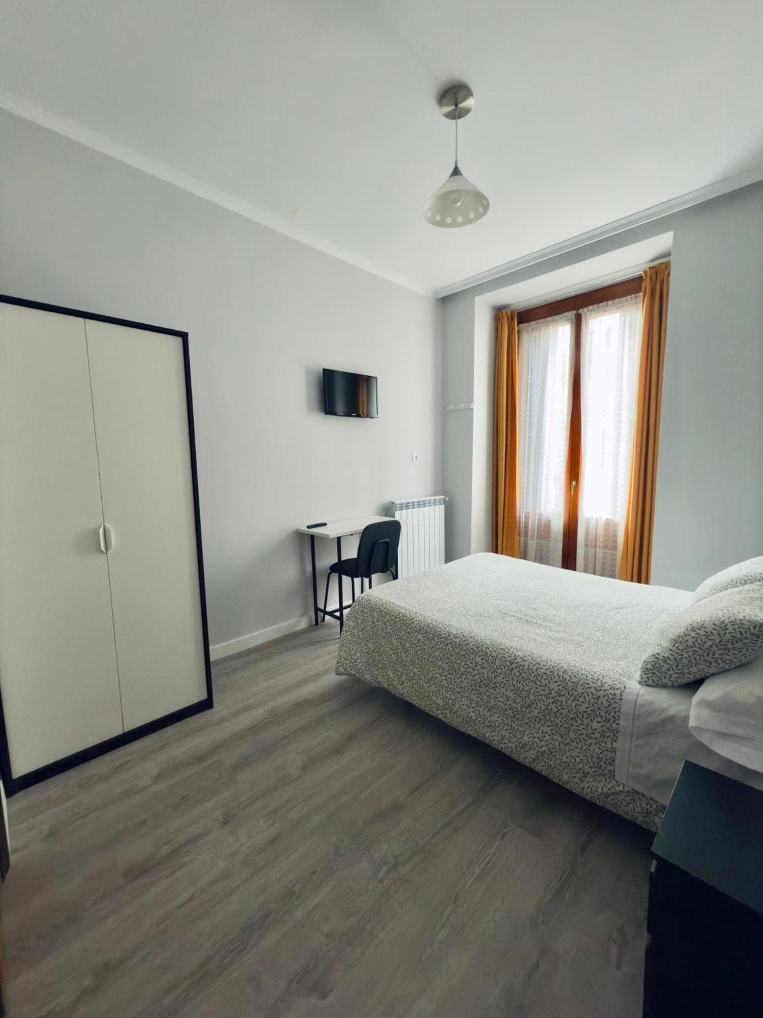 Hostal Conde De Alba Madrid Buitenkant foto