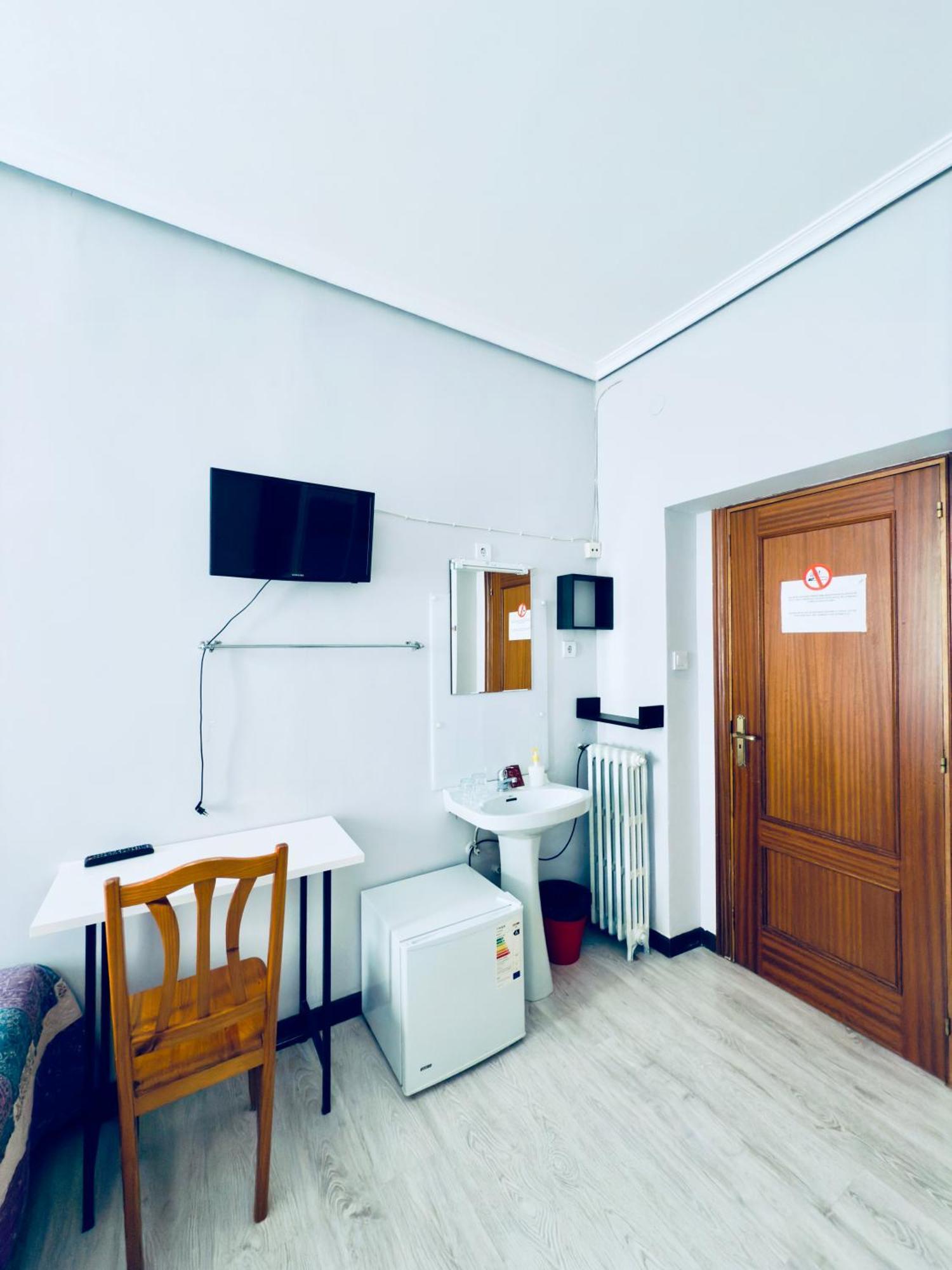 Hostal Conde De Alba Madrid Buitenkant foto