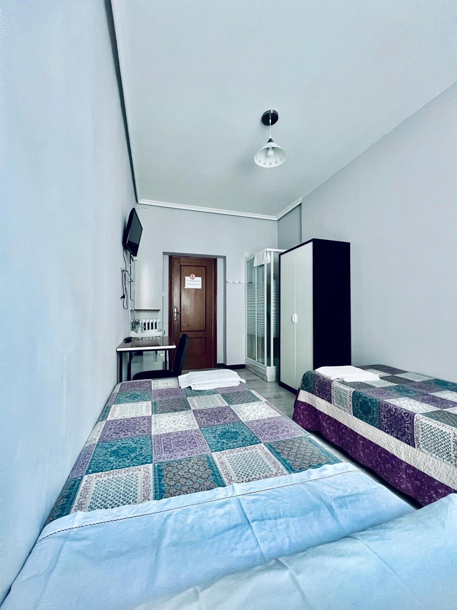 Hostal Conde De Alba Madrid Buitenkant foto