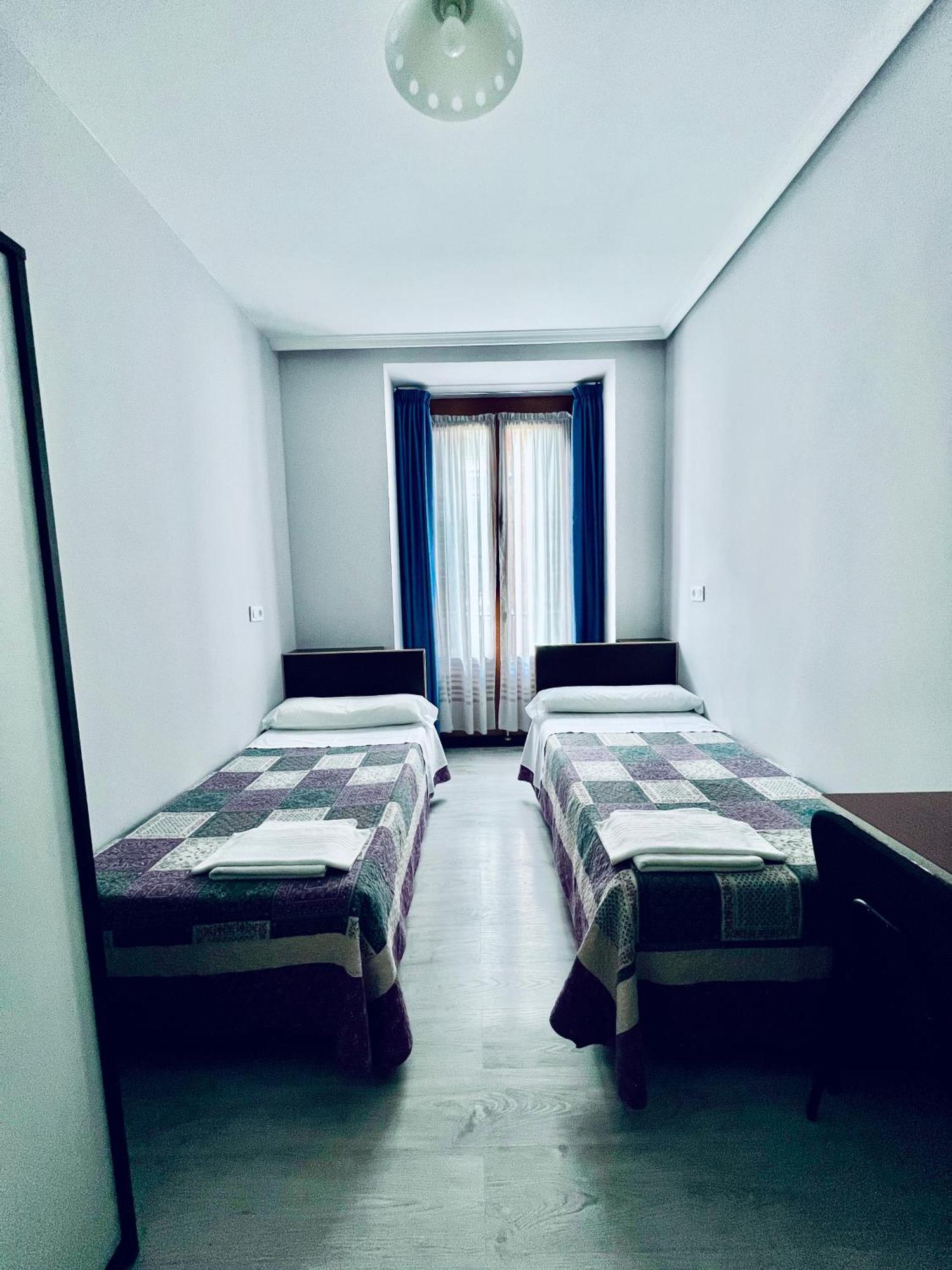 Hostal Conde De Alba Madrid Buitenkant foto