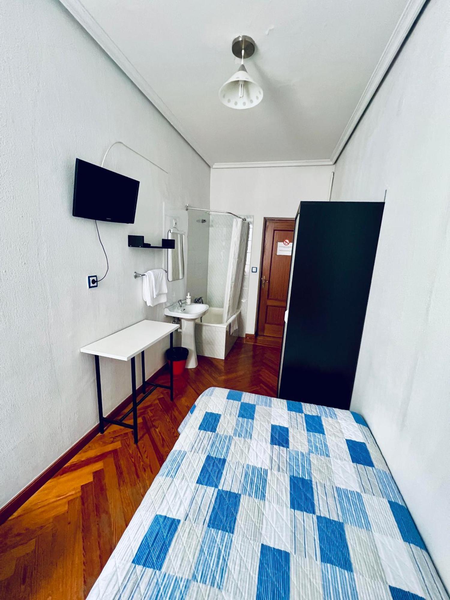 Hostal Conde De Alba Madrid Buitenkant foto