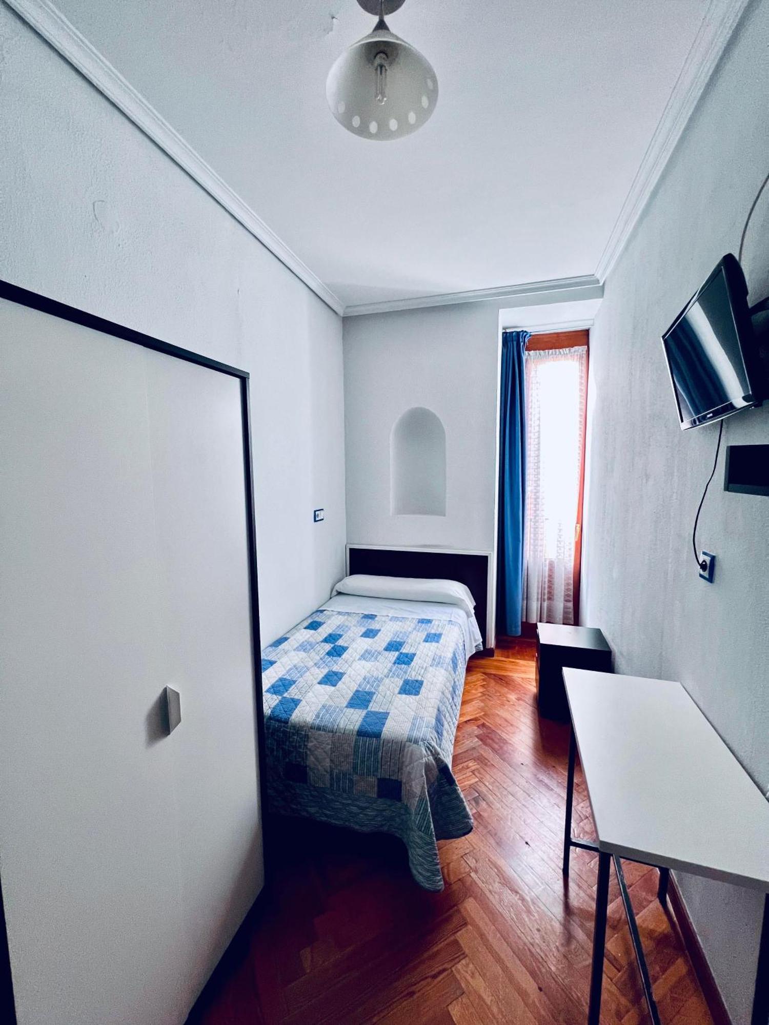Hostal Conde De Alba Madrid Buitenkant foto