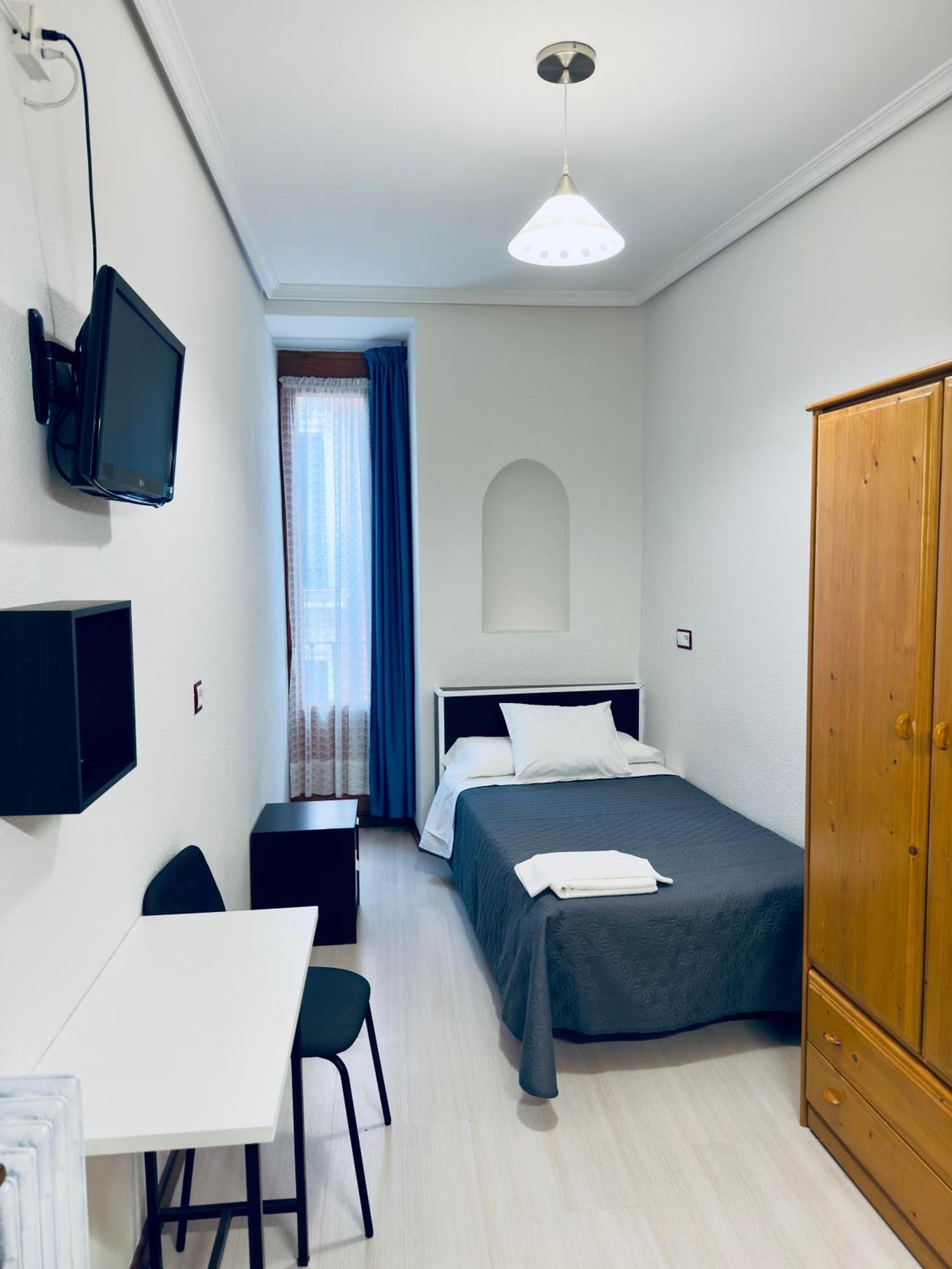 Hostal Conde De Alba Madrid Buitenkant foto