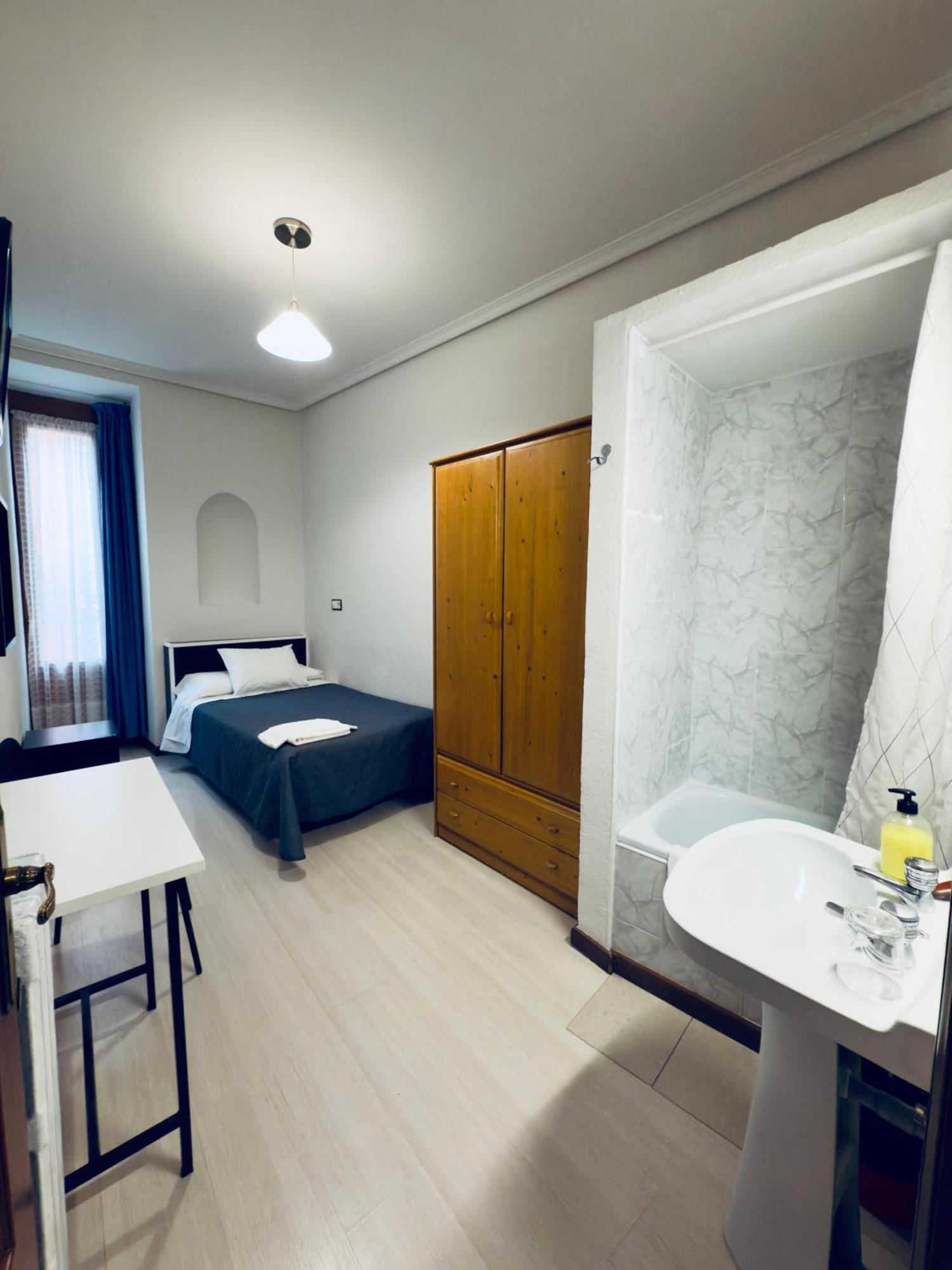 Hostal Conde De Alba Madrid Buitenkant foto