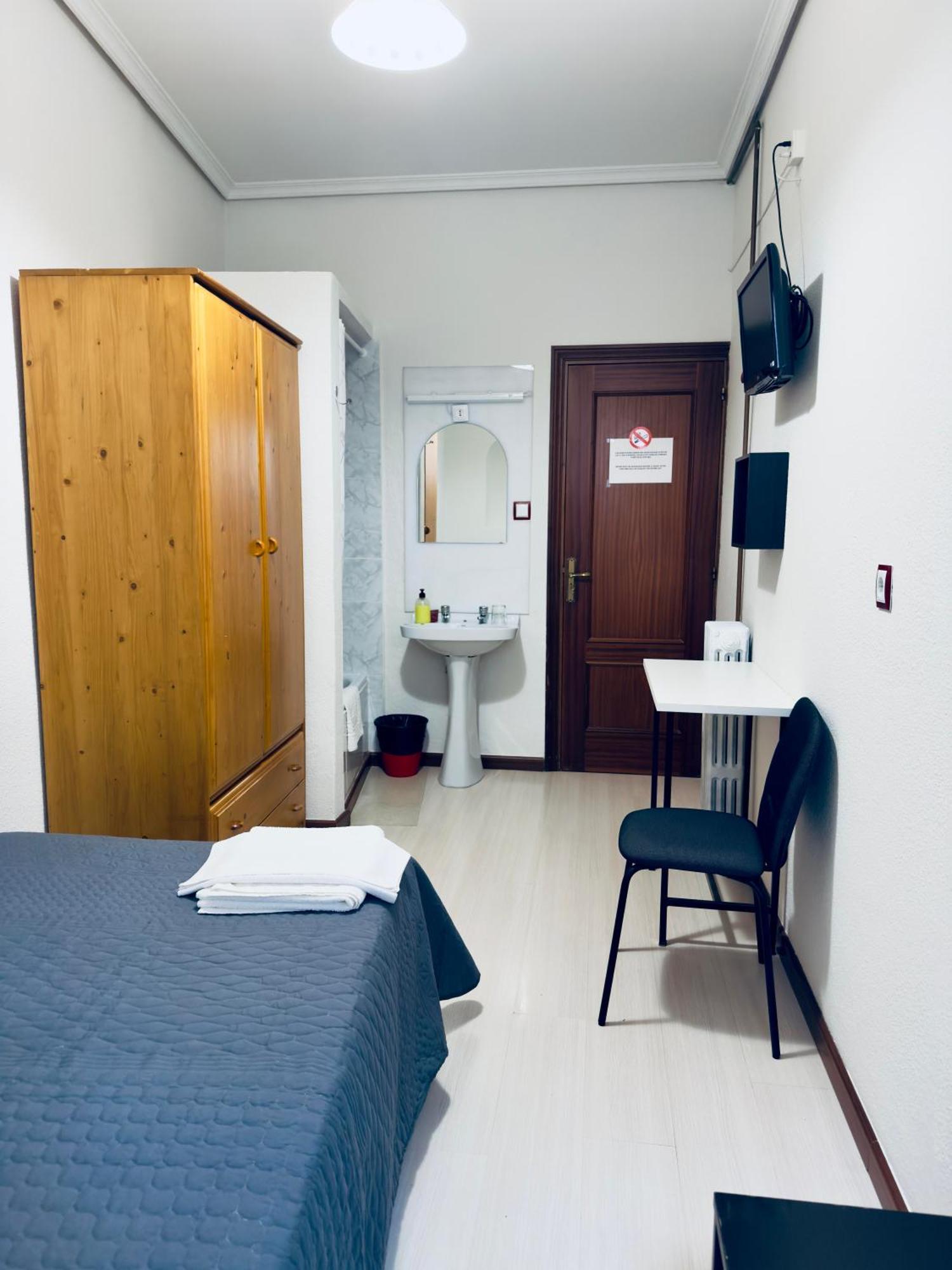 Hostal Conde De Alba Madrid Buitenkant foto