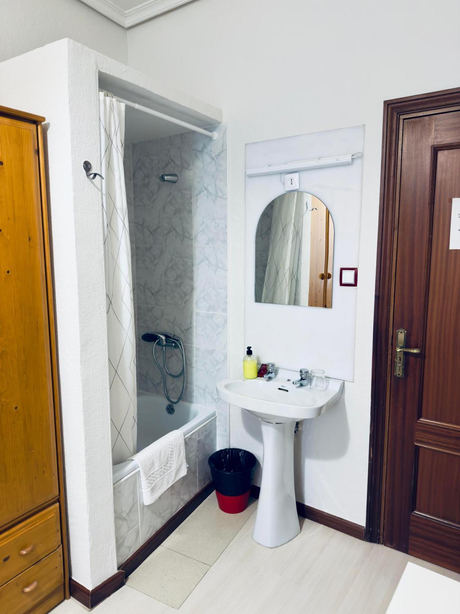 Hostal Conde De Alba Madrid Buitenkant foto